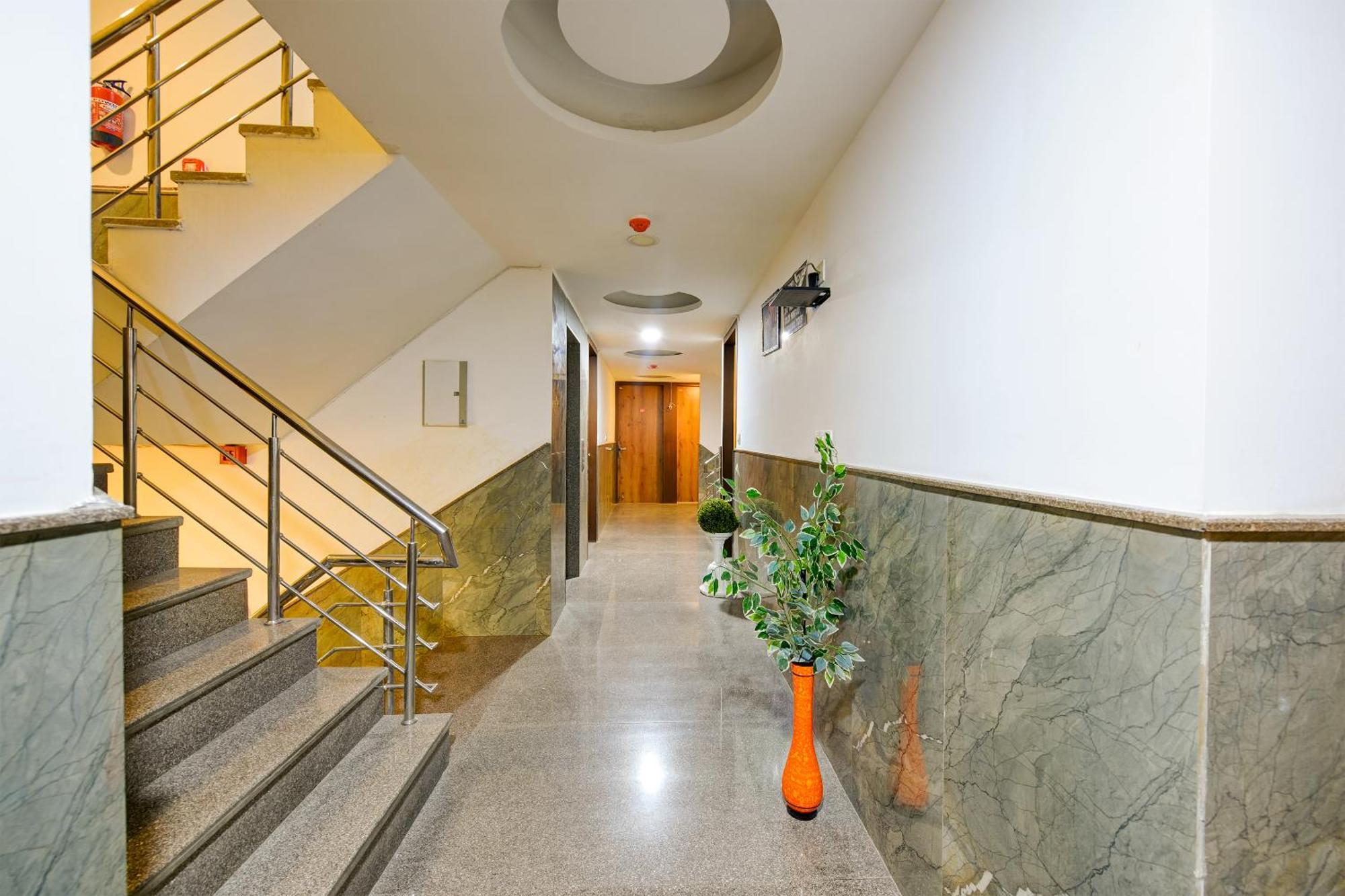 Hotel Grand Qubic Near Delhi Airport 뉴델리 외부 사진
