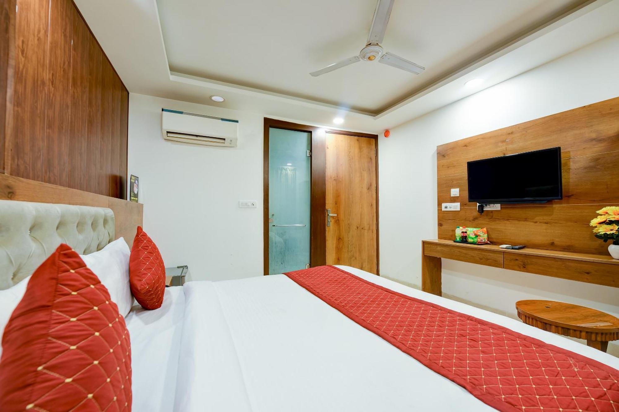 Hotel Grand Qubic Near Delhi Airport 뉴델리 외부 사진