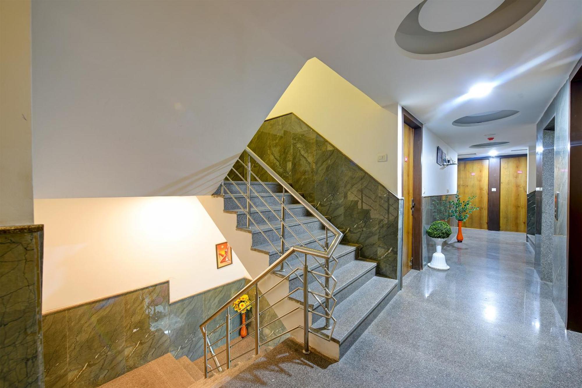 Hotel Grand Qubic Near Delhi Airport 뉴델리 외부 사진