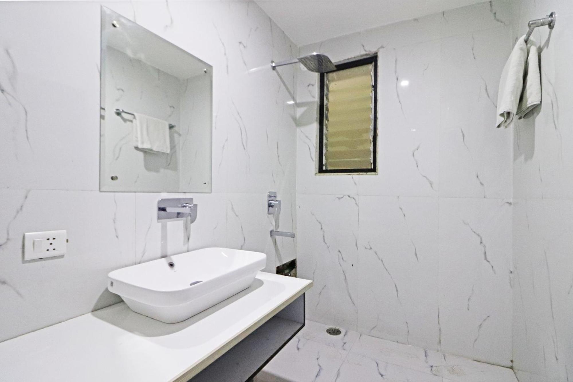 Hotel Grand Qubic Near Delhi Airport 뉴델리 외부 사진