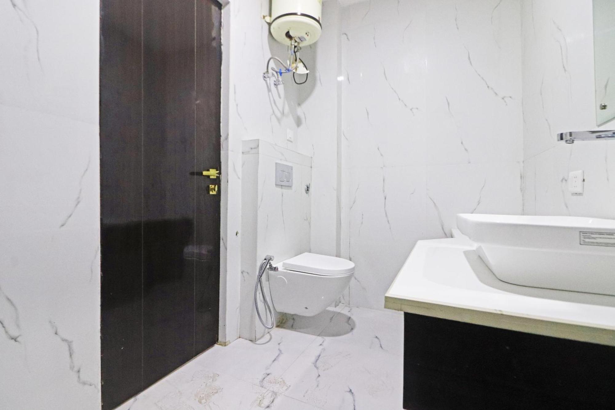 Hotel Grand Qubic Near Delhi Airport 뉴델리 외부 사진