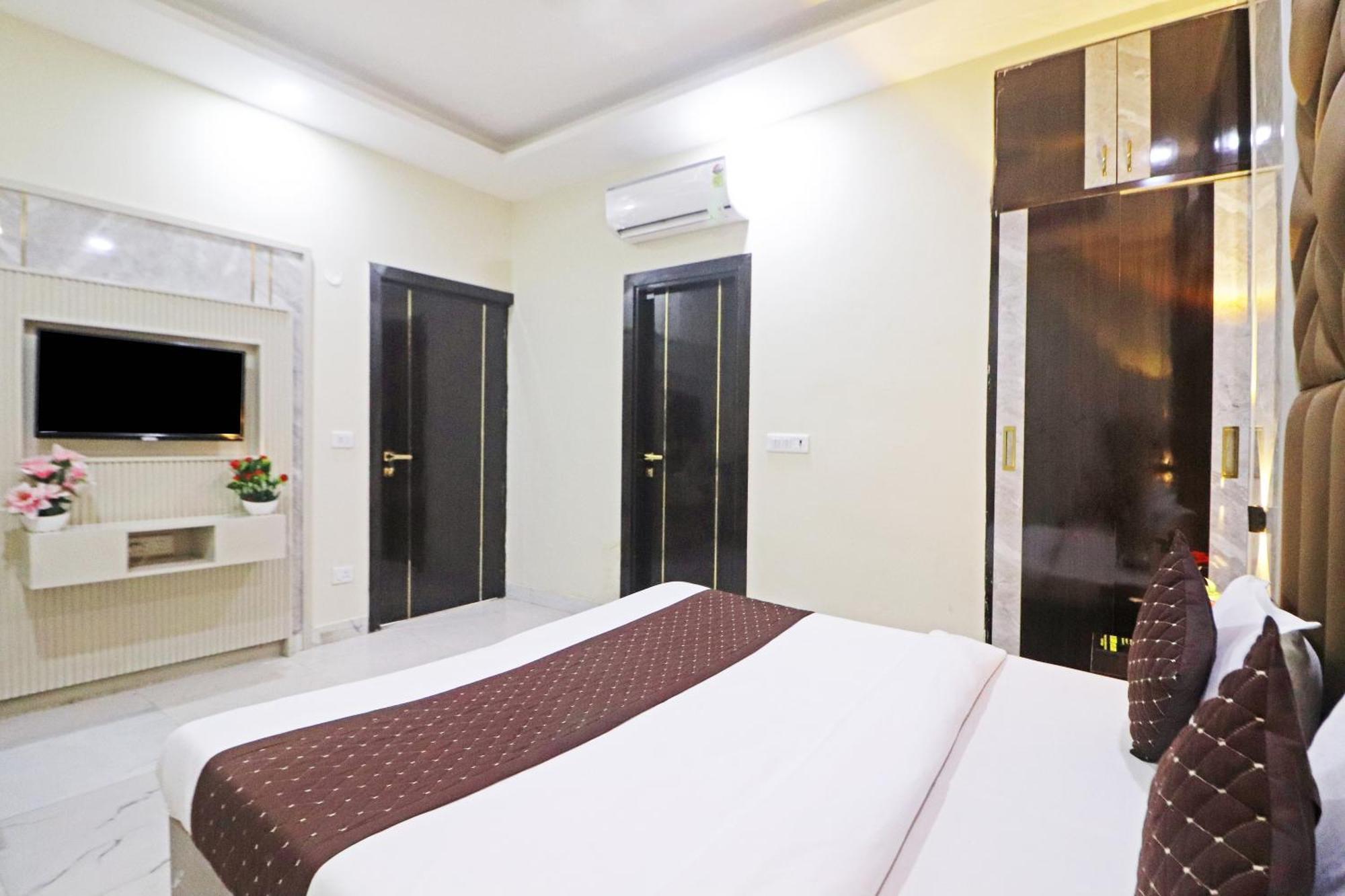 Hotel Grand Qubic Near Delhi Airport 뉴델리 외부 사진