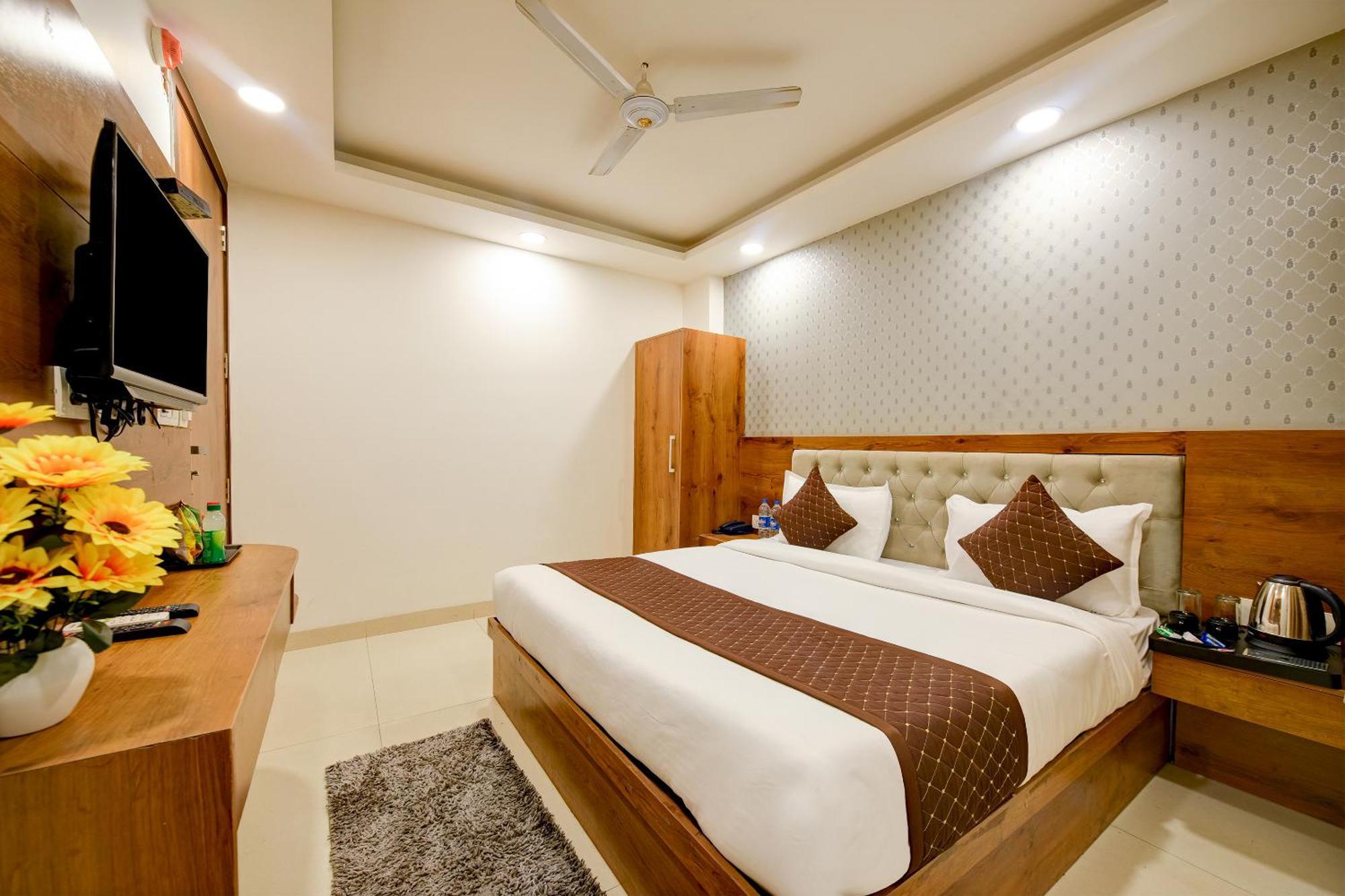 Hotel Grand Qubic Near Delhi Airport 뉴델리 외부 사진