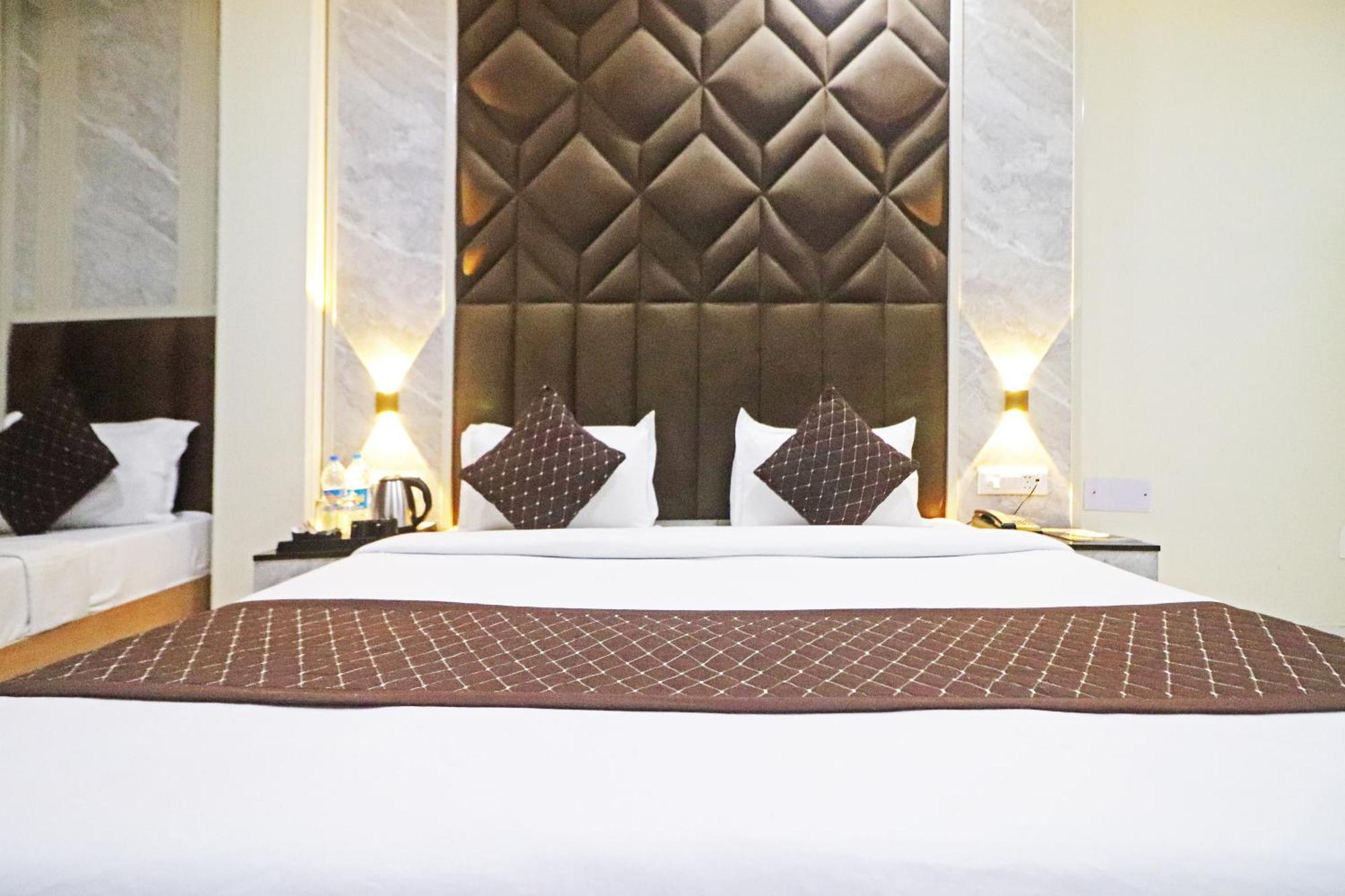 Hotel Grand Qubic Near Delhi Airport 뉴델리 외부 사진