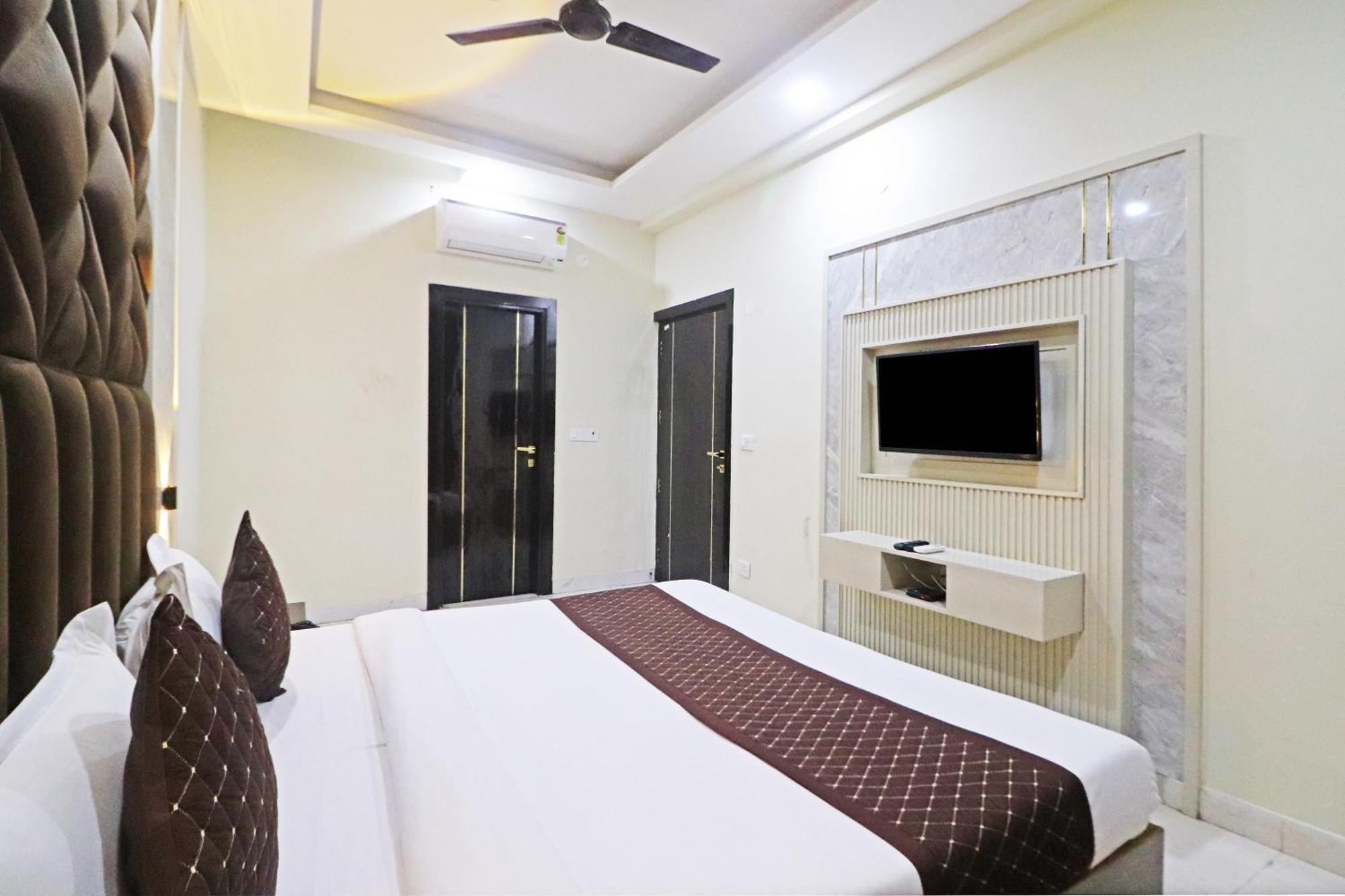 Hotel Grand Qubic Near Delhi Airport 뉴델리 외부 사진