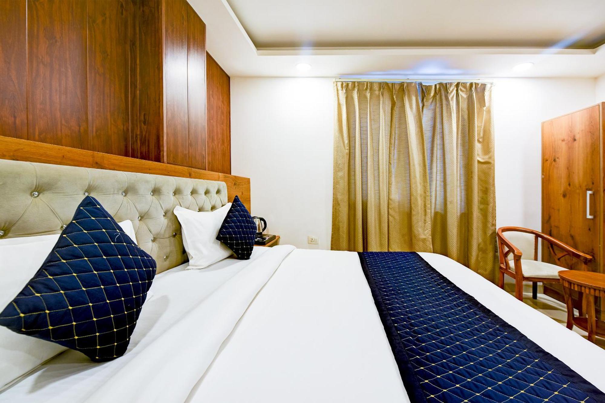 Hotel Grand Qubic Near Delhi Airport 뉴델리 외부 사진