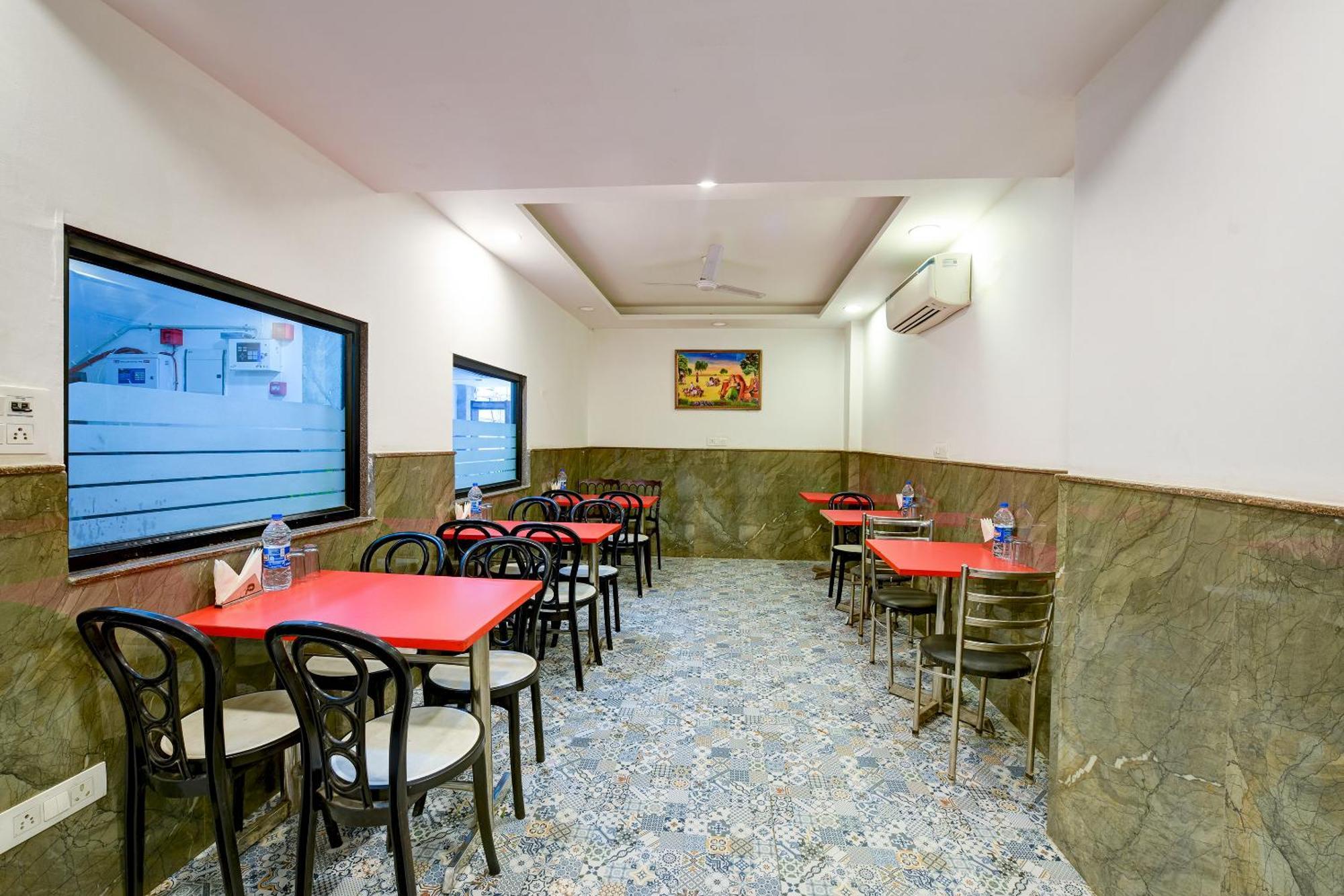 Hotel Grand Qubic Near Delhi Airport 뉴델리 외부 사진