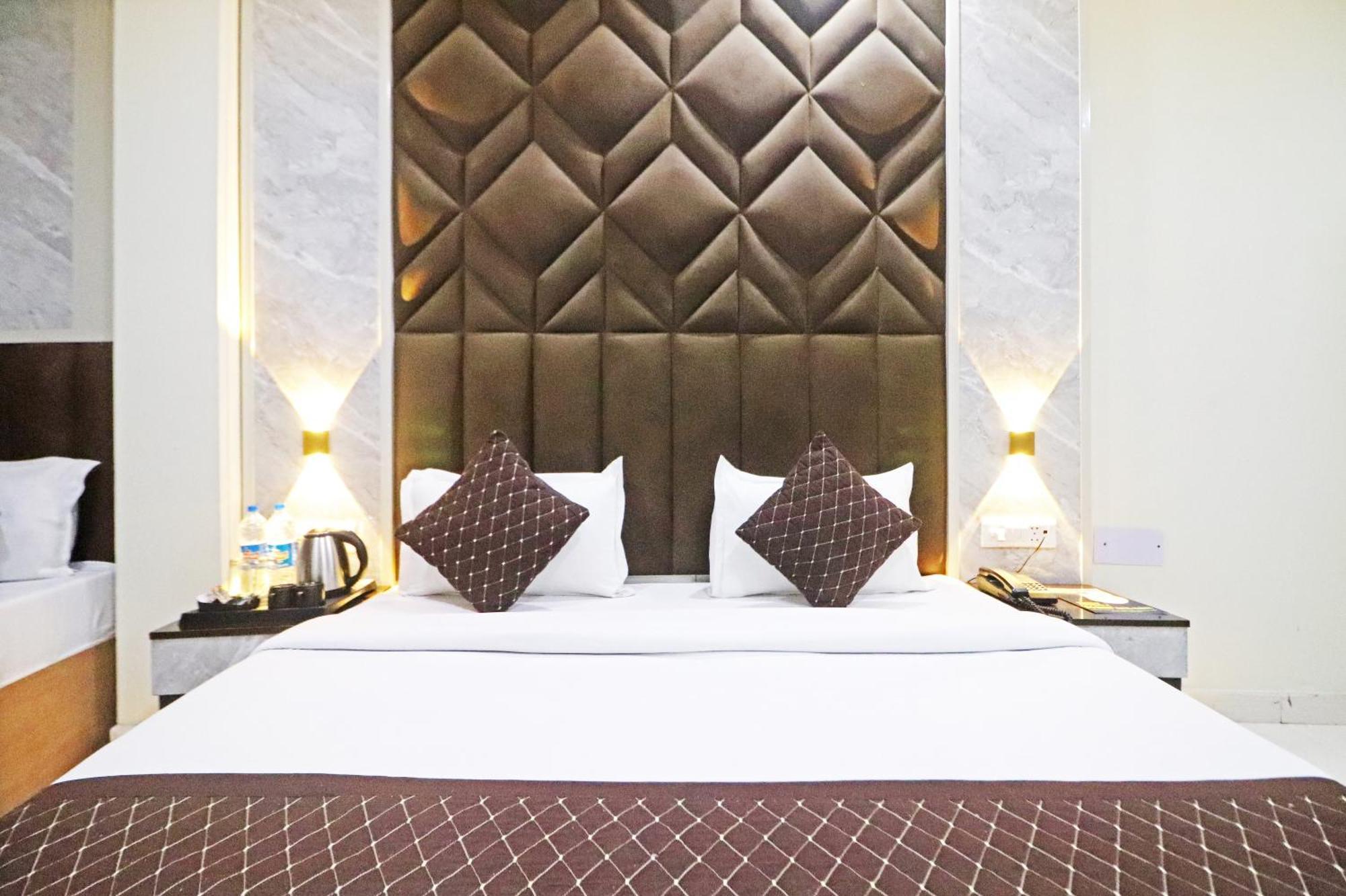 Hotel Grand Qubic Near Delhi Airport 뉴델리 외부 사진